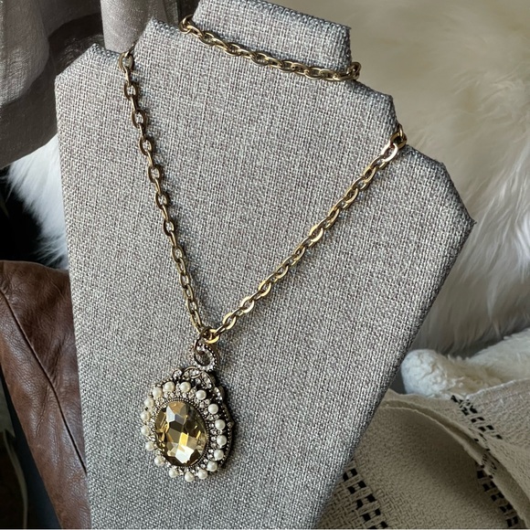 CHARMING CHARLIE | Vintage | Large Rhinestone Pendant Faux Seed Pearls Necklace - Picture 13 of 13